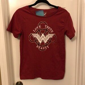 NWT Wonder Woman "Love Truth Beauty" Logo T-Shirt